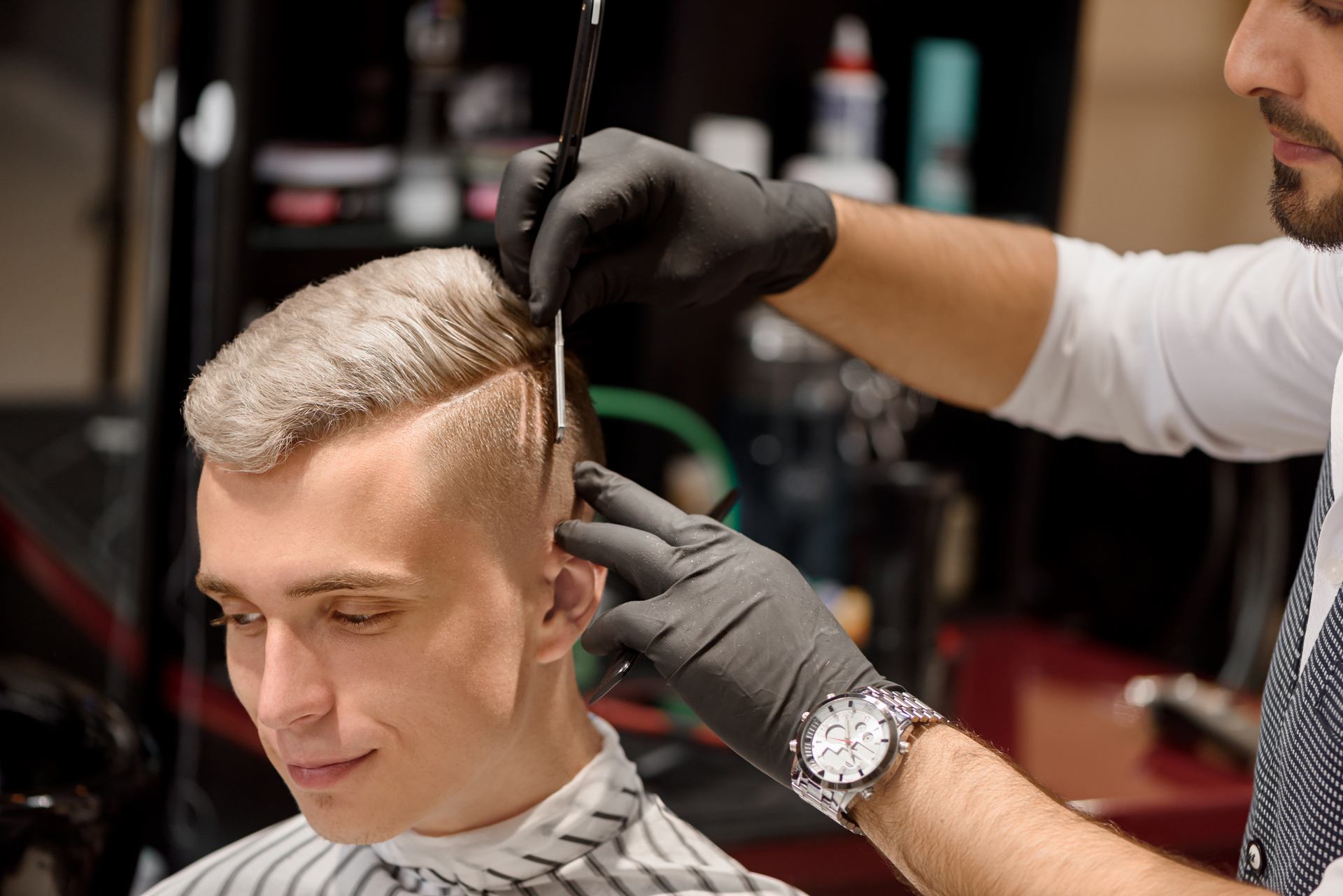 hairdresser-making-professional-and-stylish-haircu-X9VXHN9.jpg